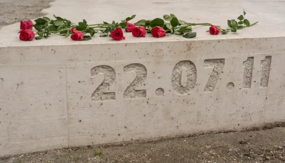 Minnestedet etter 22.juli i Tordenskioldsparken. Inskripsjon med datoen og roser som ligger oppå.