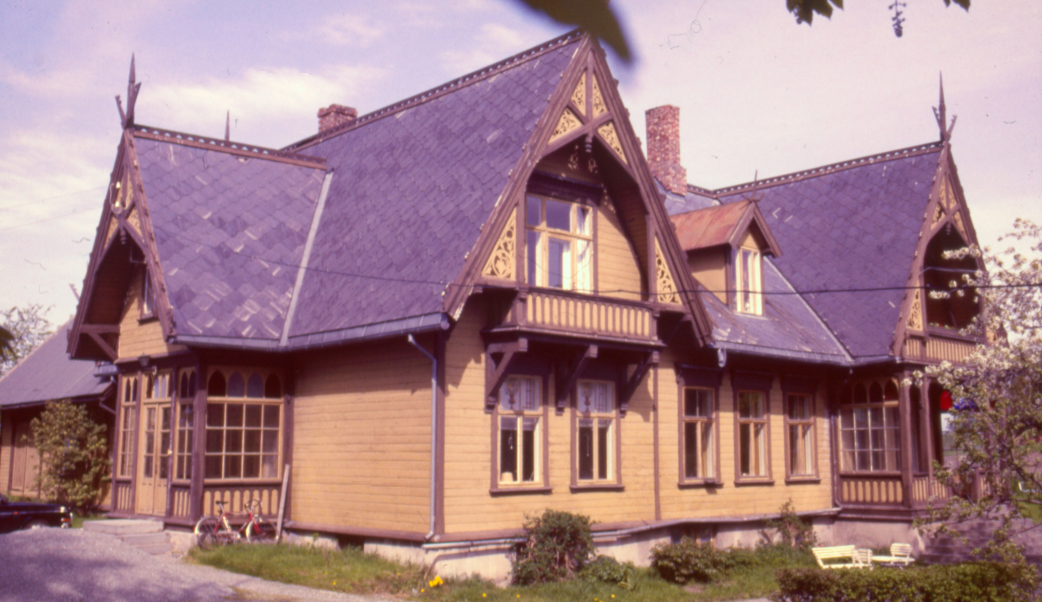 brun villa i sveitserstil