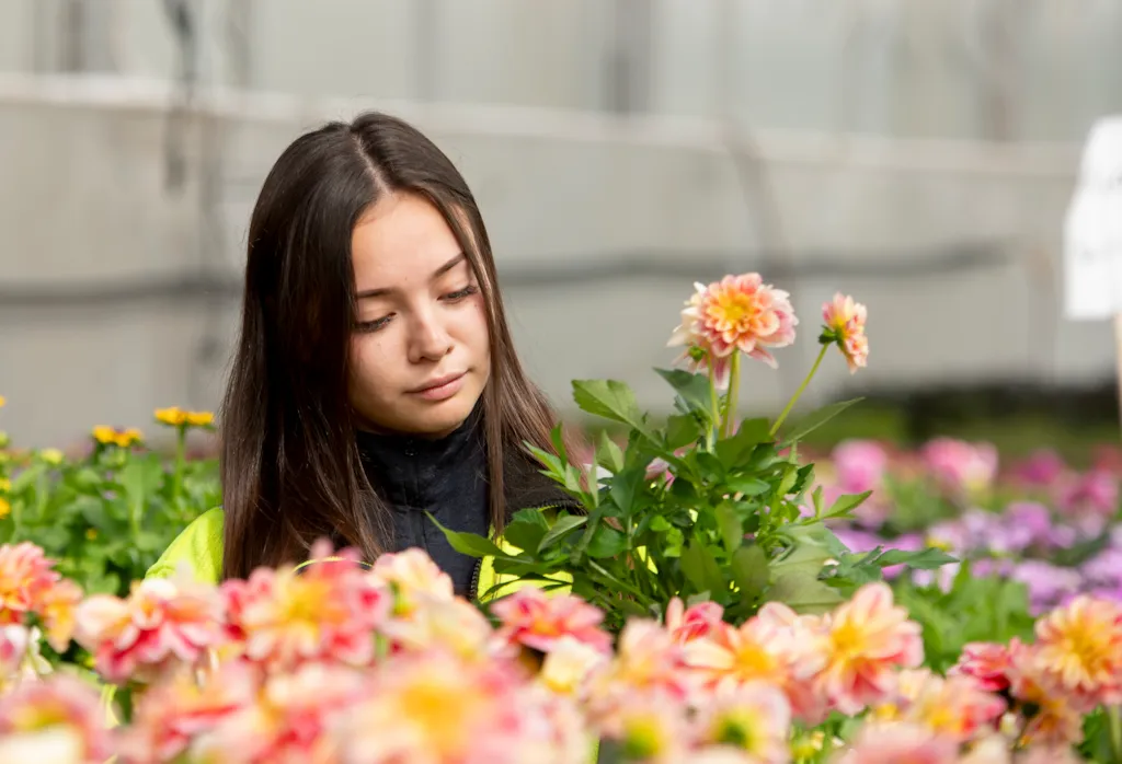 Cristina i blomsterhavet i gartneriet.