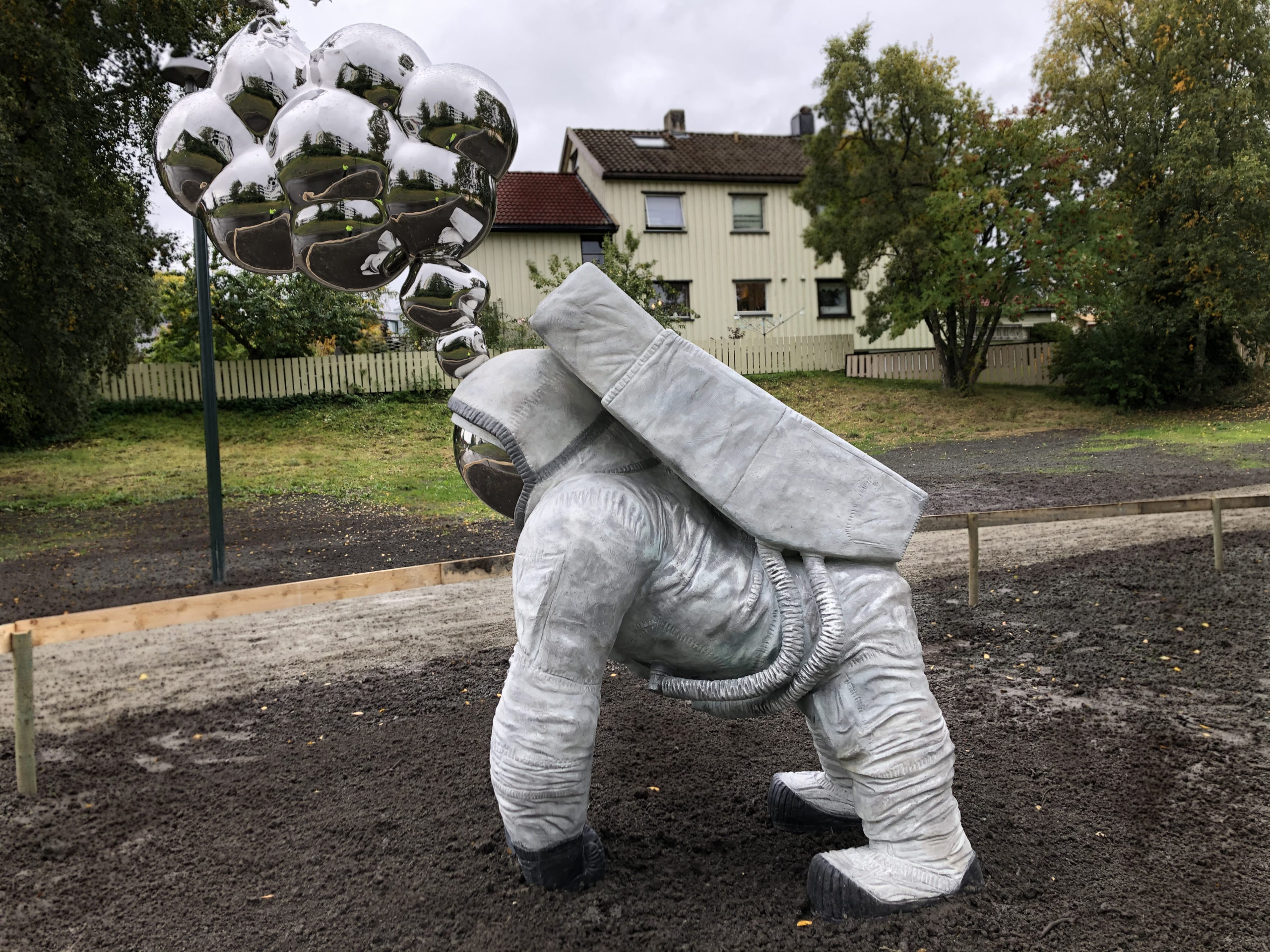 Apestatue i astronautdrakt