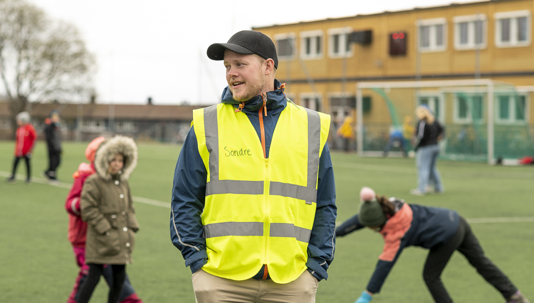 Kontaktl&aelig;rer Sondre Brekke Valmork i utend&oslash;rs arbeidsmilj&oslash;. I bakgrunnen ser vi noen barn.