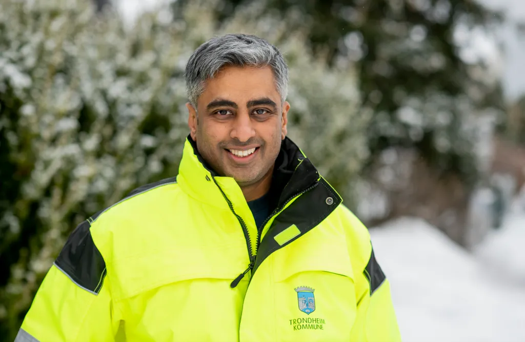 Portrett av prosjektleder Gnanavalluvan Vettivel i arbeidstøy. I bakgrunnen skimtes skog.