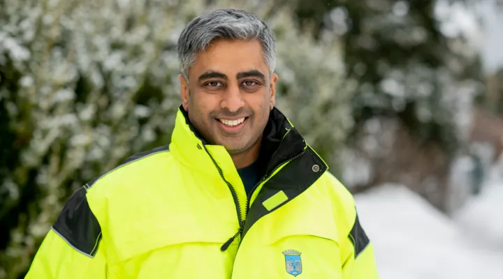 Portrett av prosjektleder Gnanavalluvan Vettivel i arbeidstøy. I bakgrunnen skimtes skog.