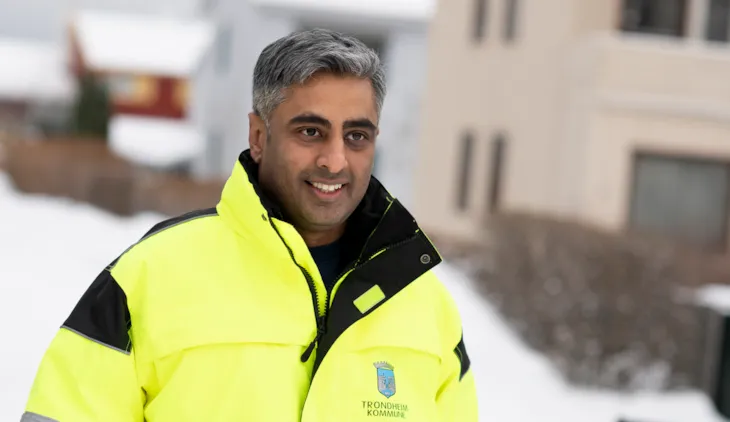 Portrett av prosjektleder Gnanavalluvan Vettivel i arbeidstøy. I bakgrunnen skimtes hus.