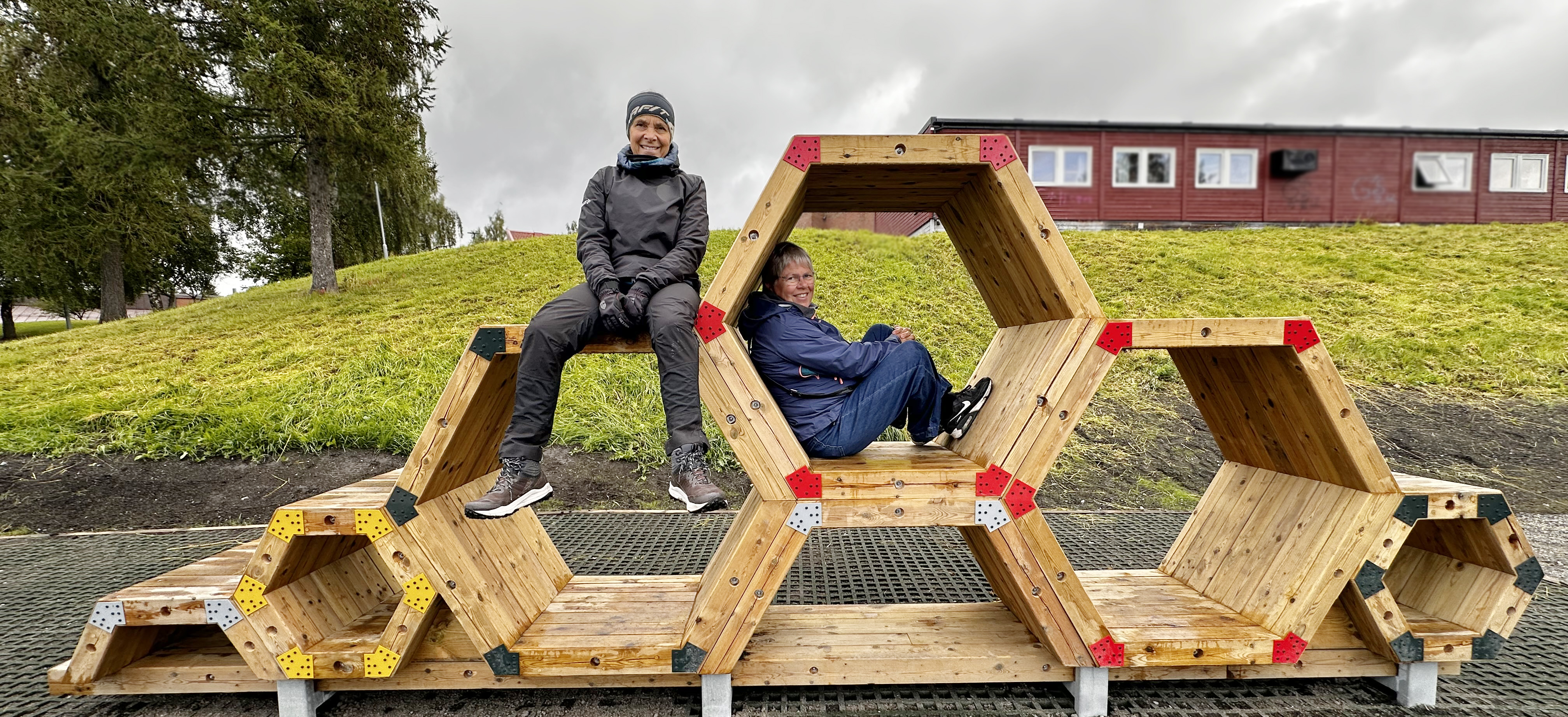 To personer tester nytt utemøbel