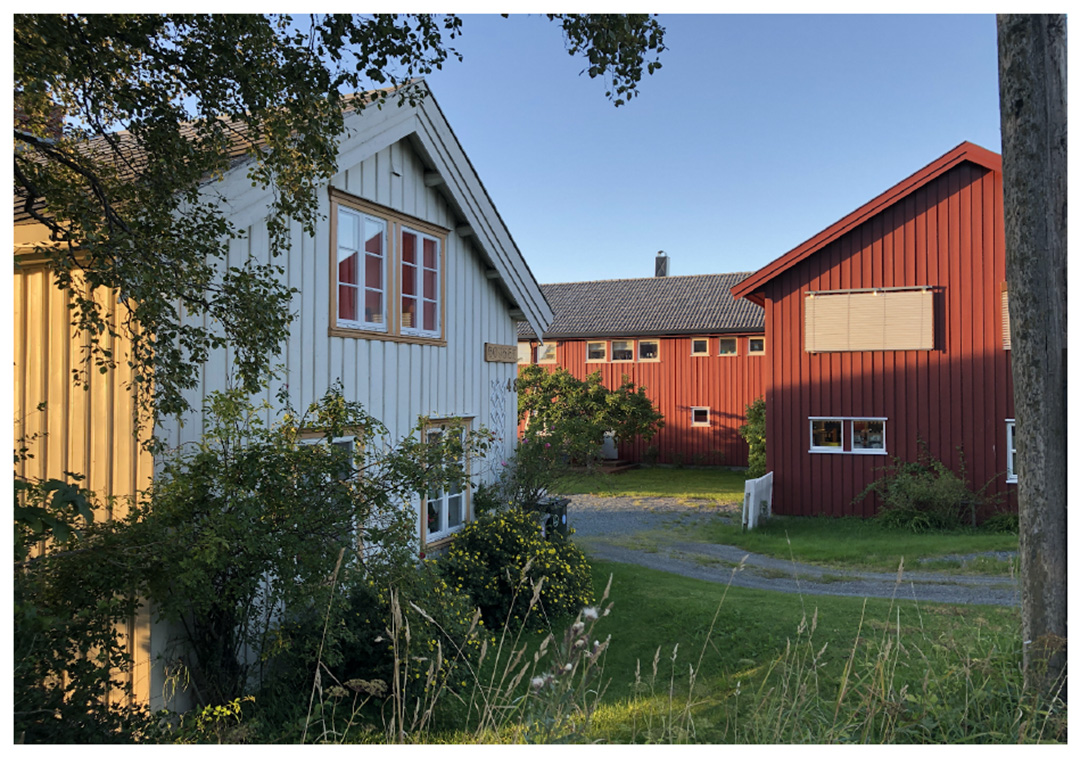 h&oslash;yset g&aring;rd med nybygg som erstatter l&aring;ve