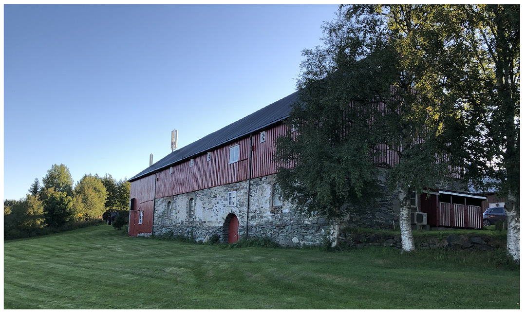 driftsbygning med kjeller i naturstein og ellers rødmalt kledning