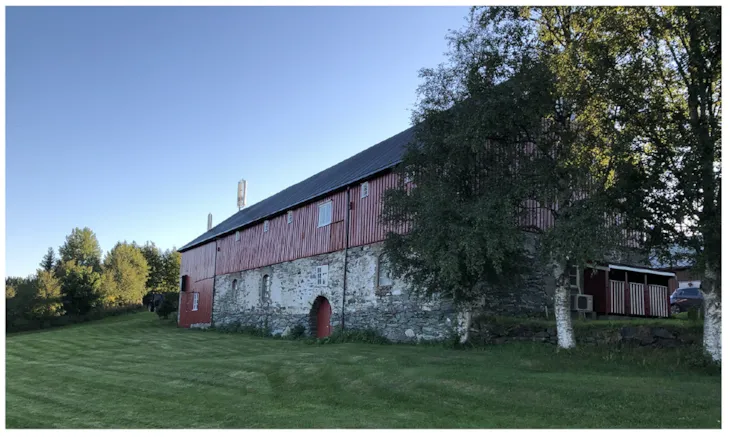 låve med grunnmur av naturstein