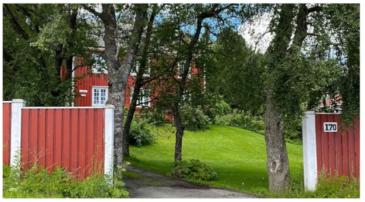 Rødt bolighus i 2 etg