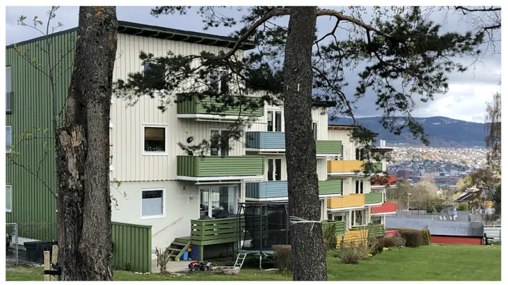 Lave blokker i 3 etasjer med sterke farger