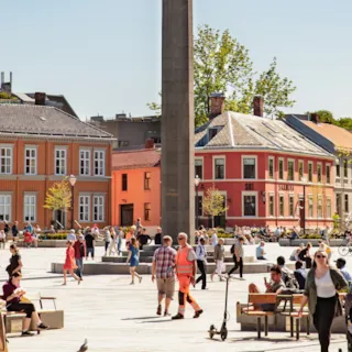 Bilde av Torvet i Trondheim på en sommerdag fullt med folk