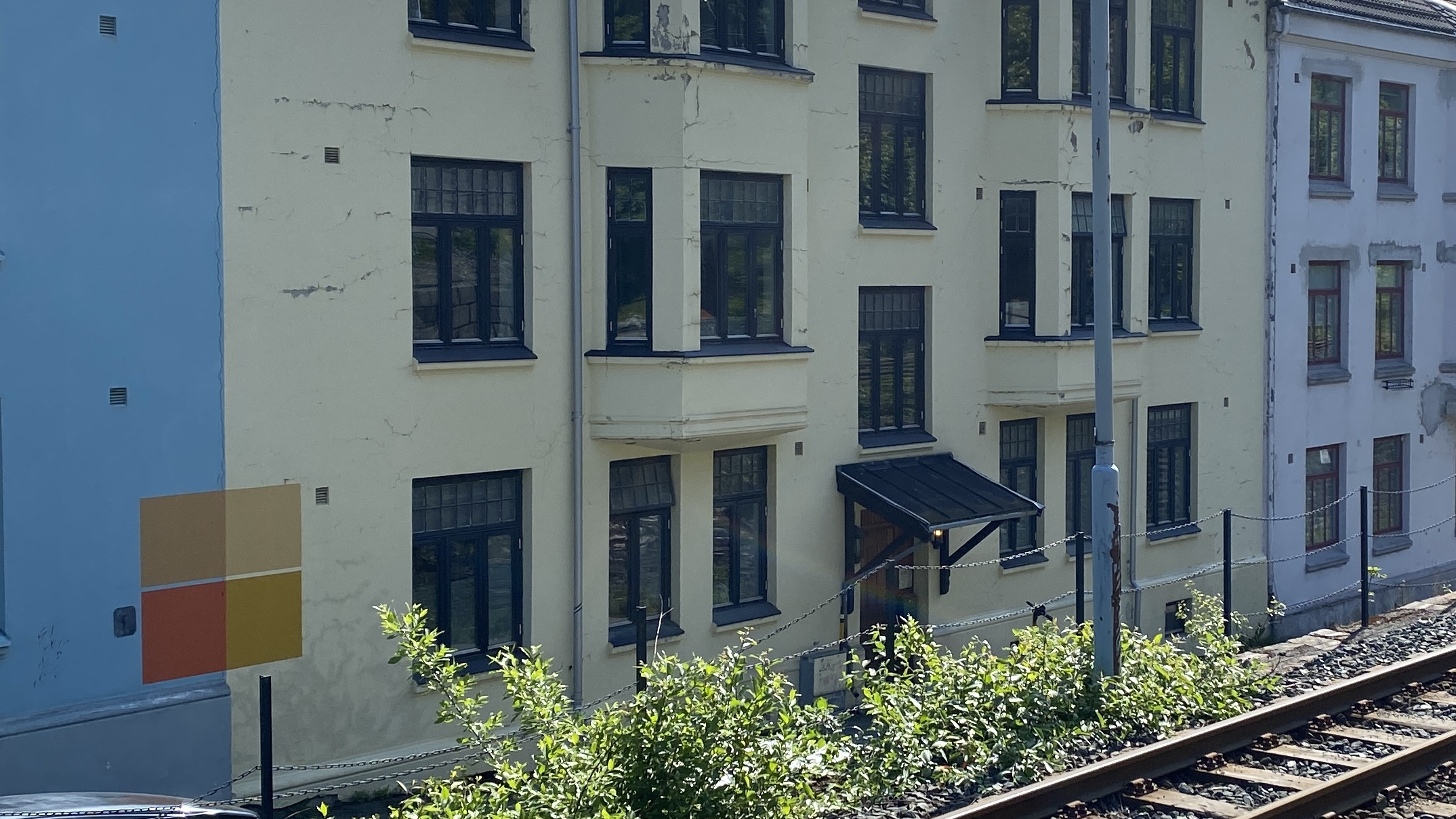 fire fargepr&oslash;ver p&aring; en rekke med murhus