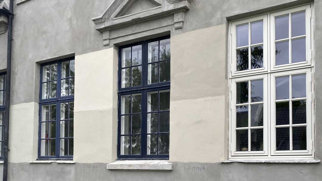 5 felter med ulike farger på en murvegg