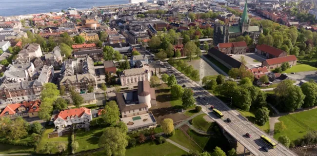 Oversiktsbilde av Trondheim tatt fra lufta. Vi ser fra Elgeseter bru og inn mot sentrum.