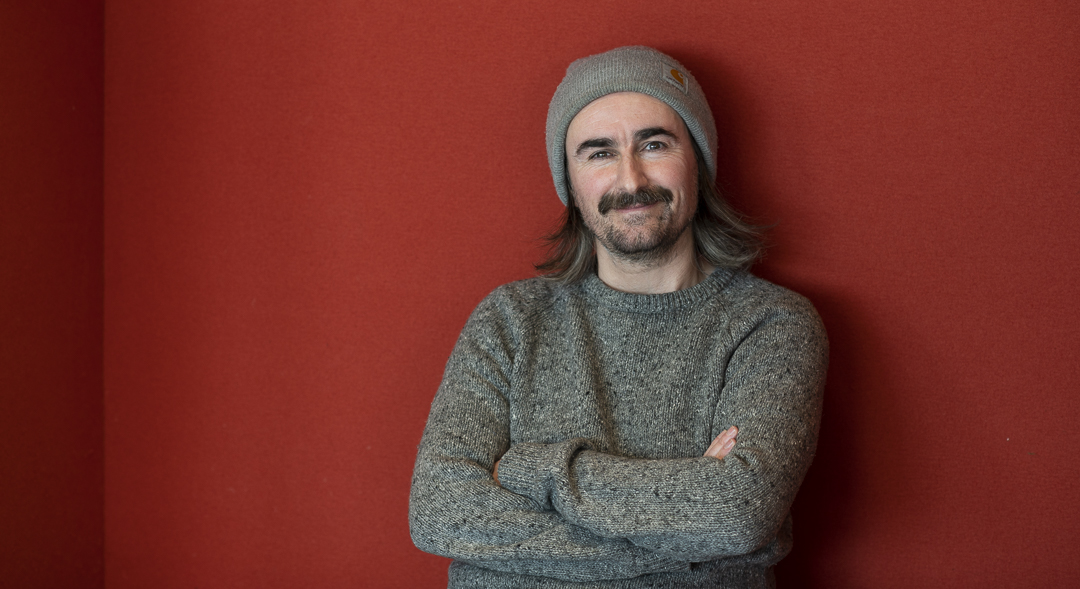 Foto av sosialpedagog Steffen Sandv&aelig;r foran en r&oslash;d vegg