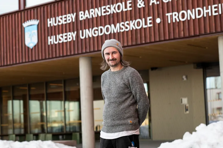 Sosialpedagog Steffen Sandvær foran inngangspartiet til Huseby ungdomsskole