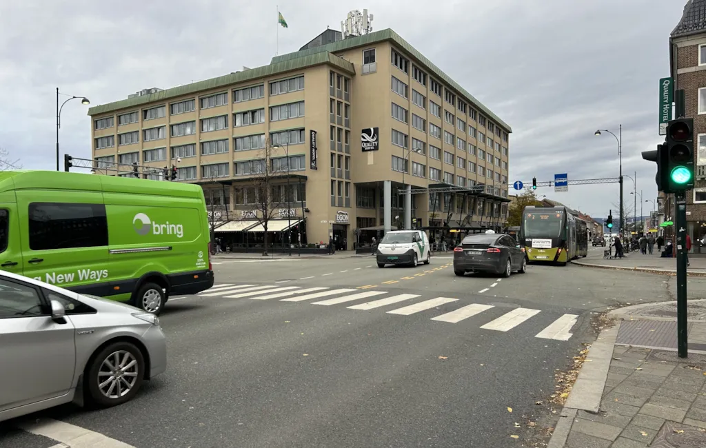 Biler og busser som kjører gjennom Prinsenkrysset i Trondheim.