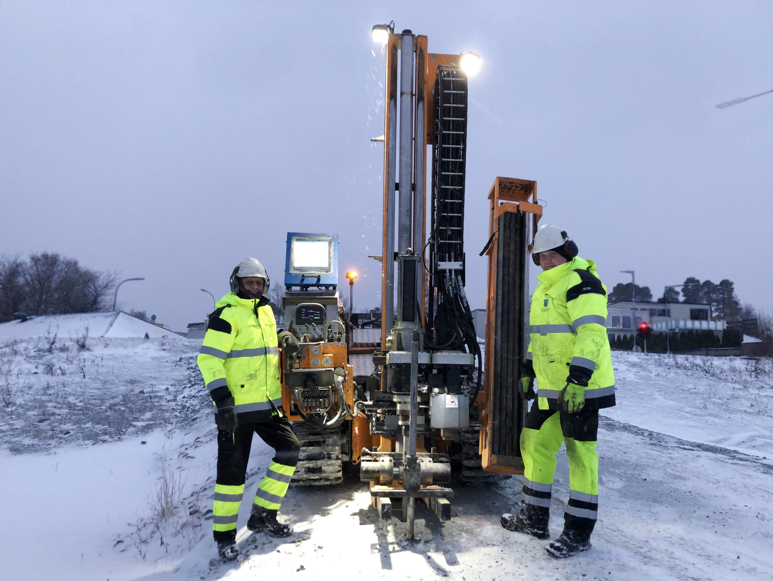 To mann og en boremaskin