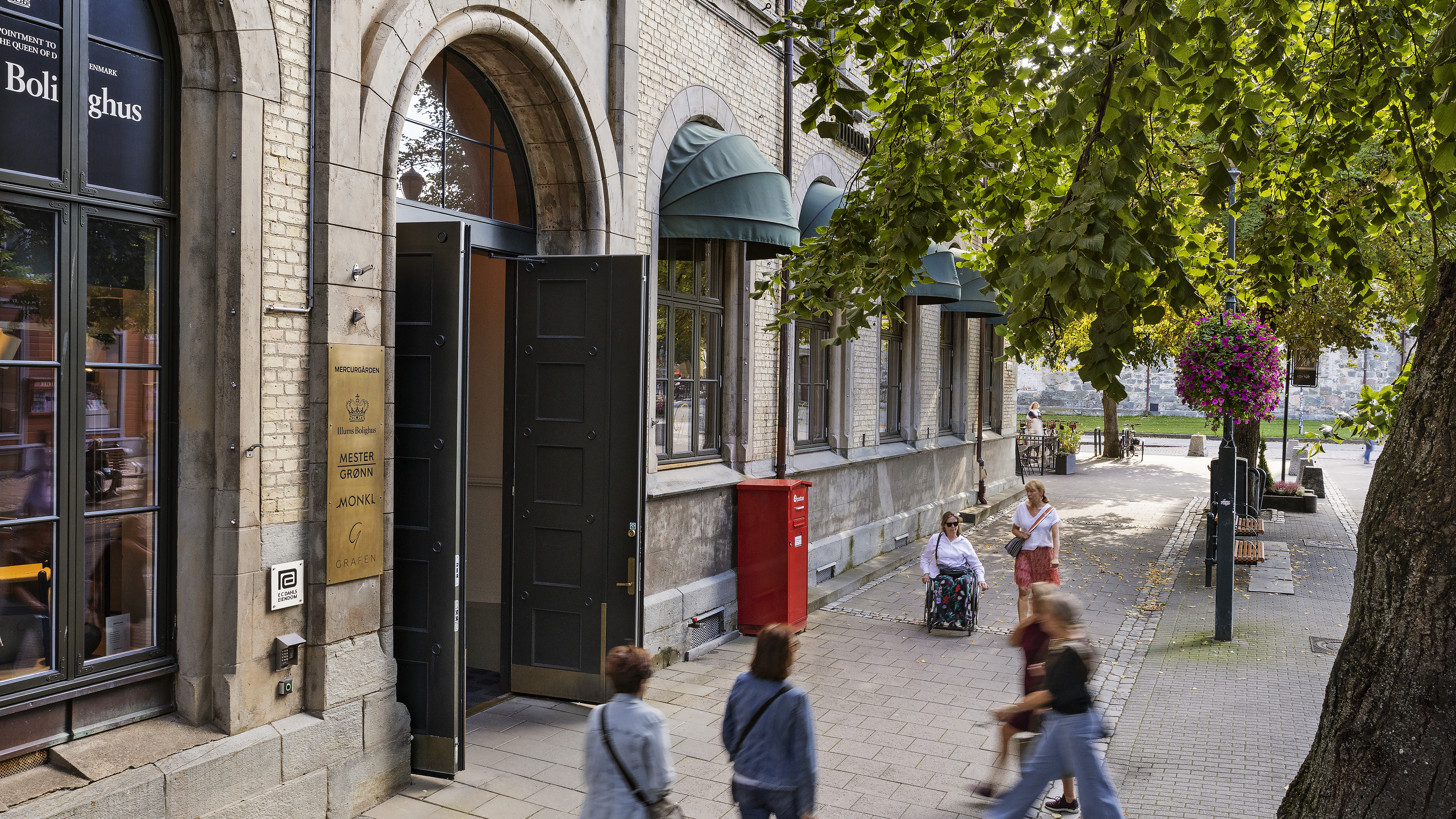 murbygning med &aring;pen port sett fra gatel&oslash;p