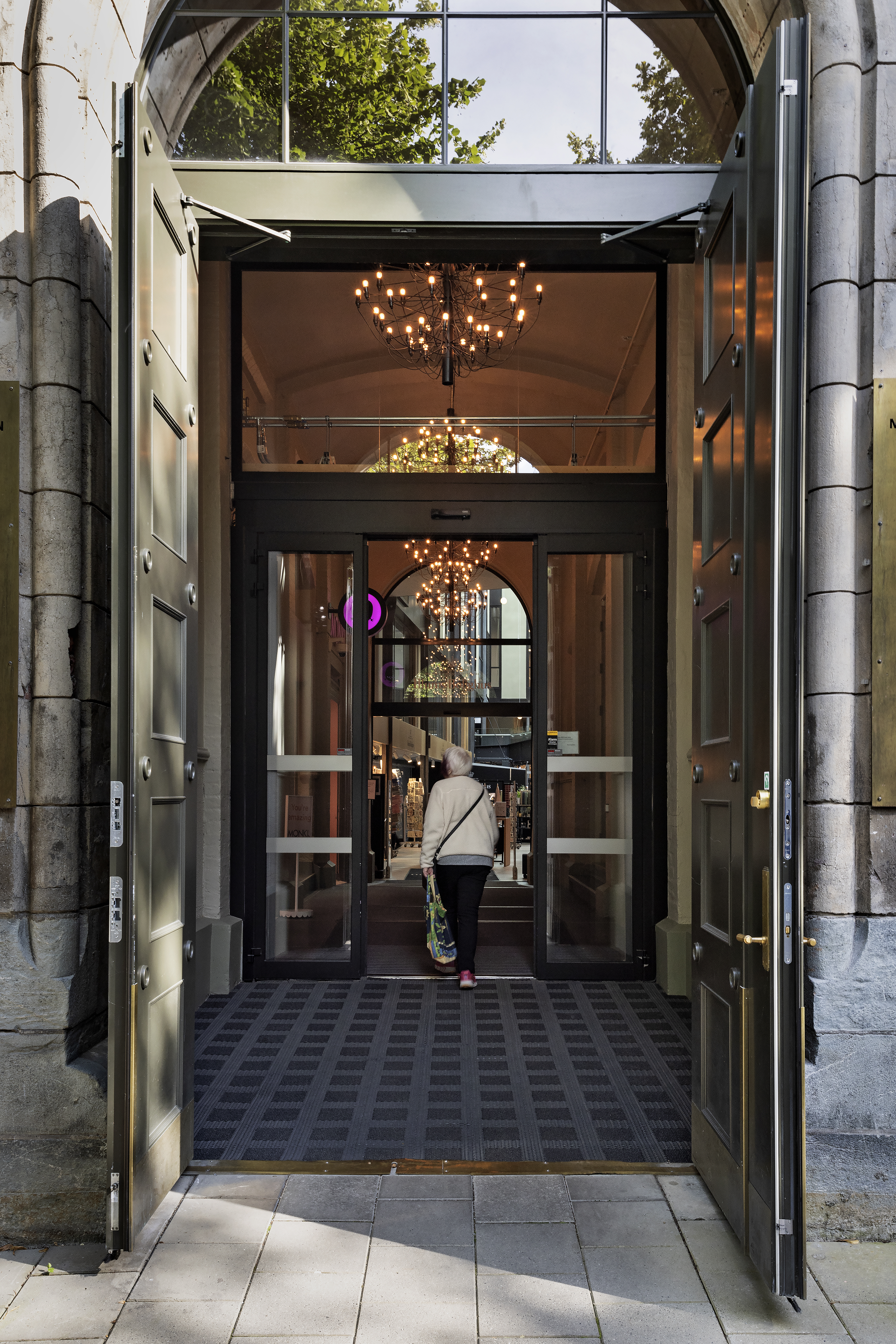 &aring;pne d&oslash;rer til inngang med rampe innenfor port