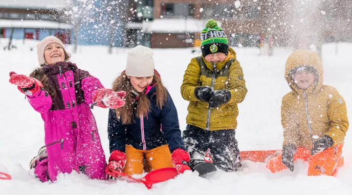 barn som leker i snø