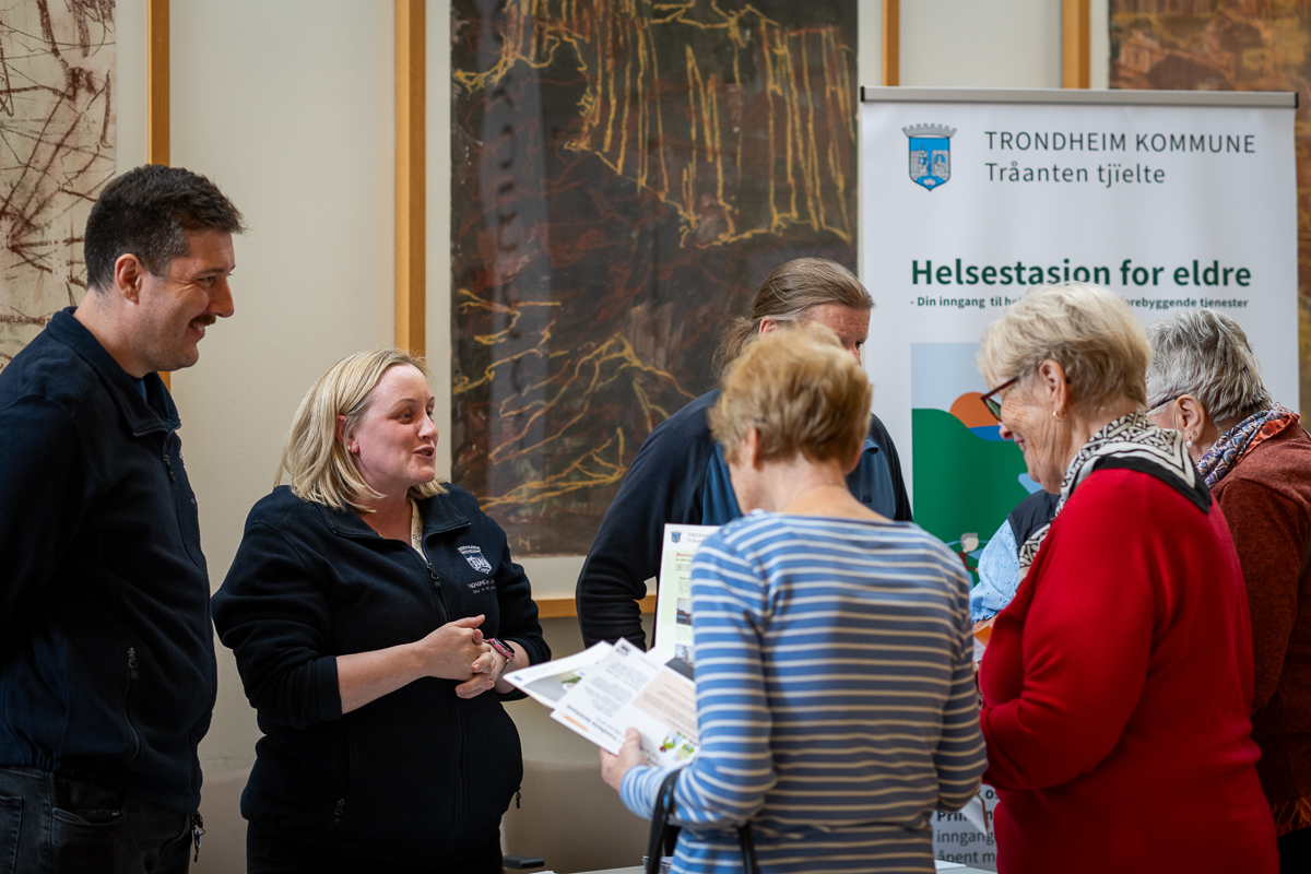 Ansatte fra kommunen og tre innbyggere i samtale