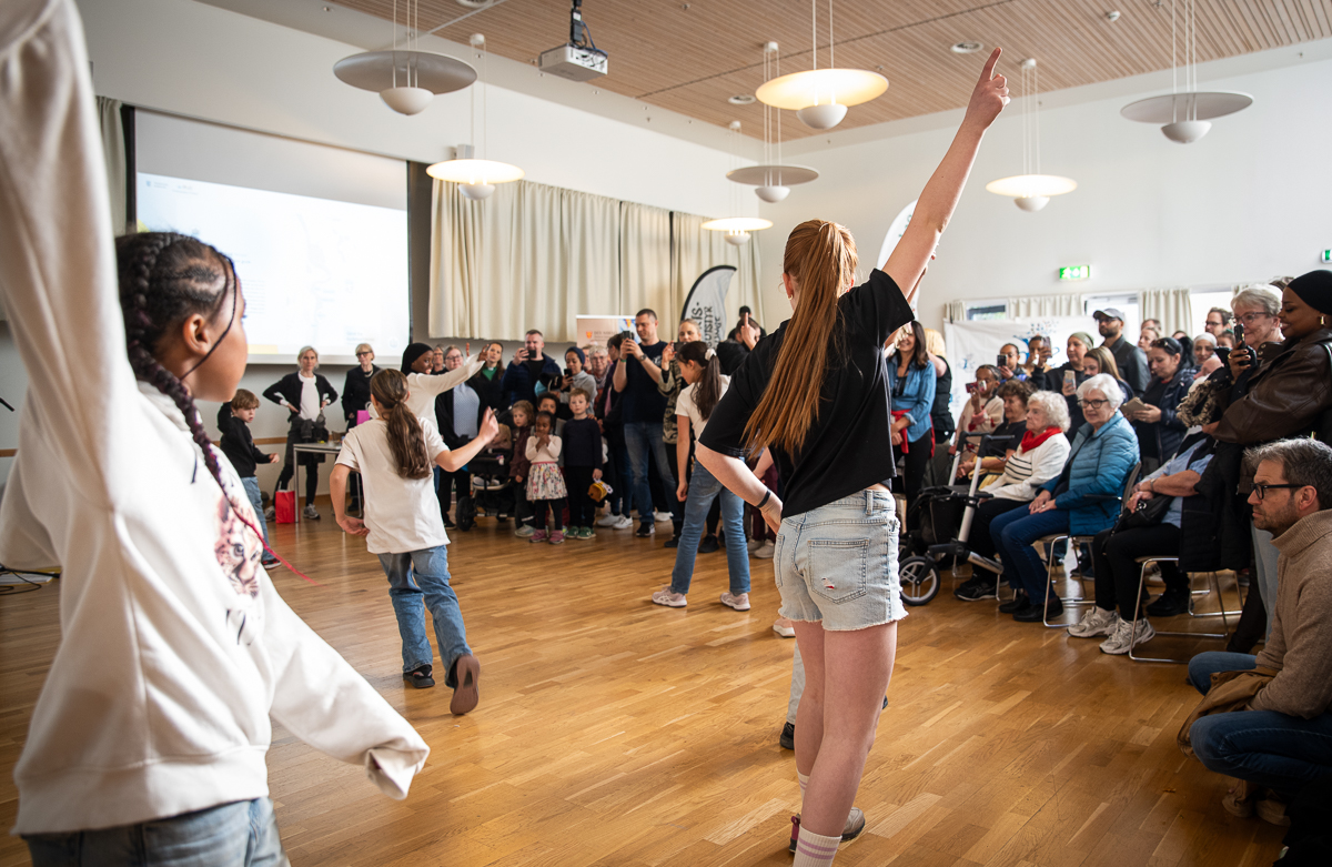 Barn danser foran publikum