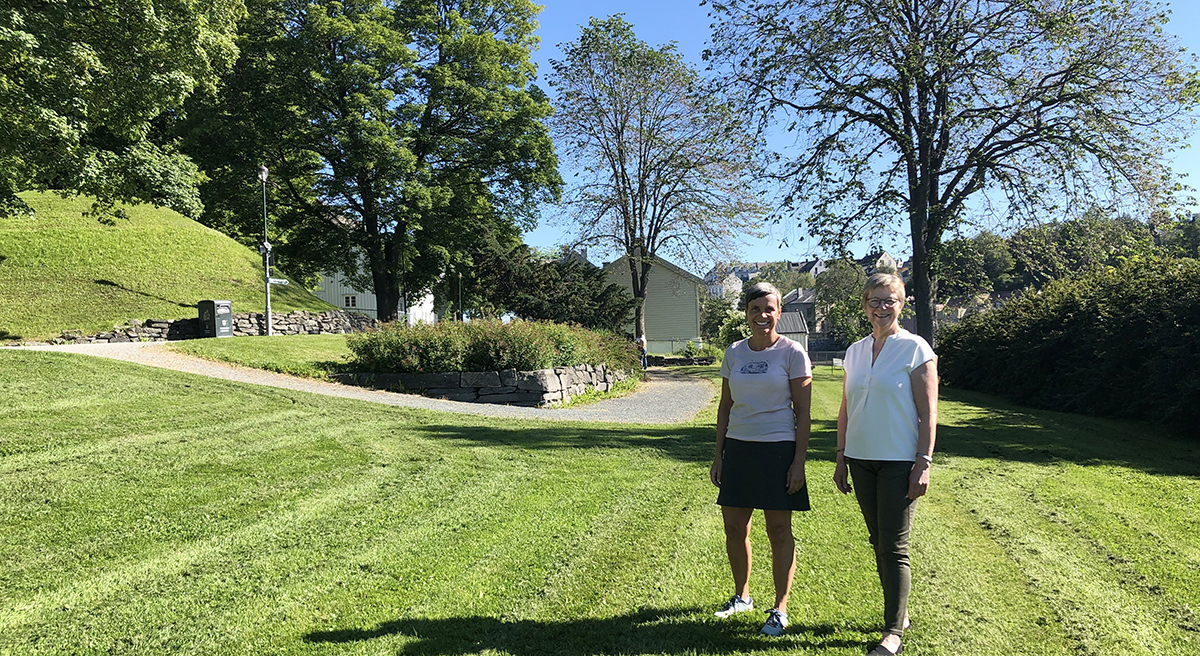 To damer p&aring; Marinen