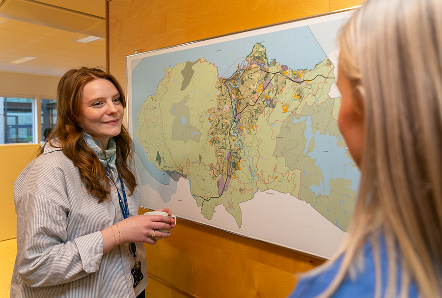 Eline og Aurora ser p&aring; et kart