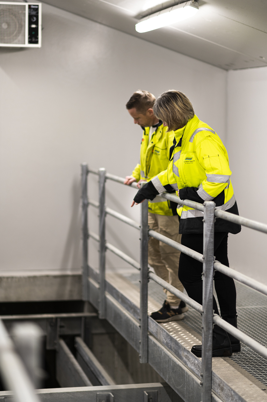 Cecilie og en kollega st&aring;r inne i renseanlegget og inspiserer vannstr&oslash;mmen.