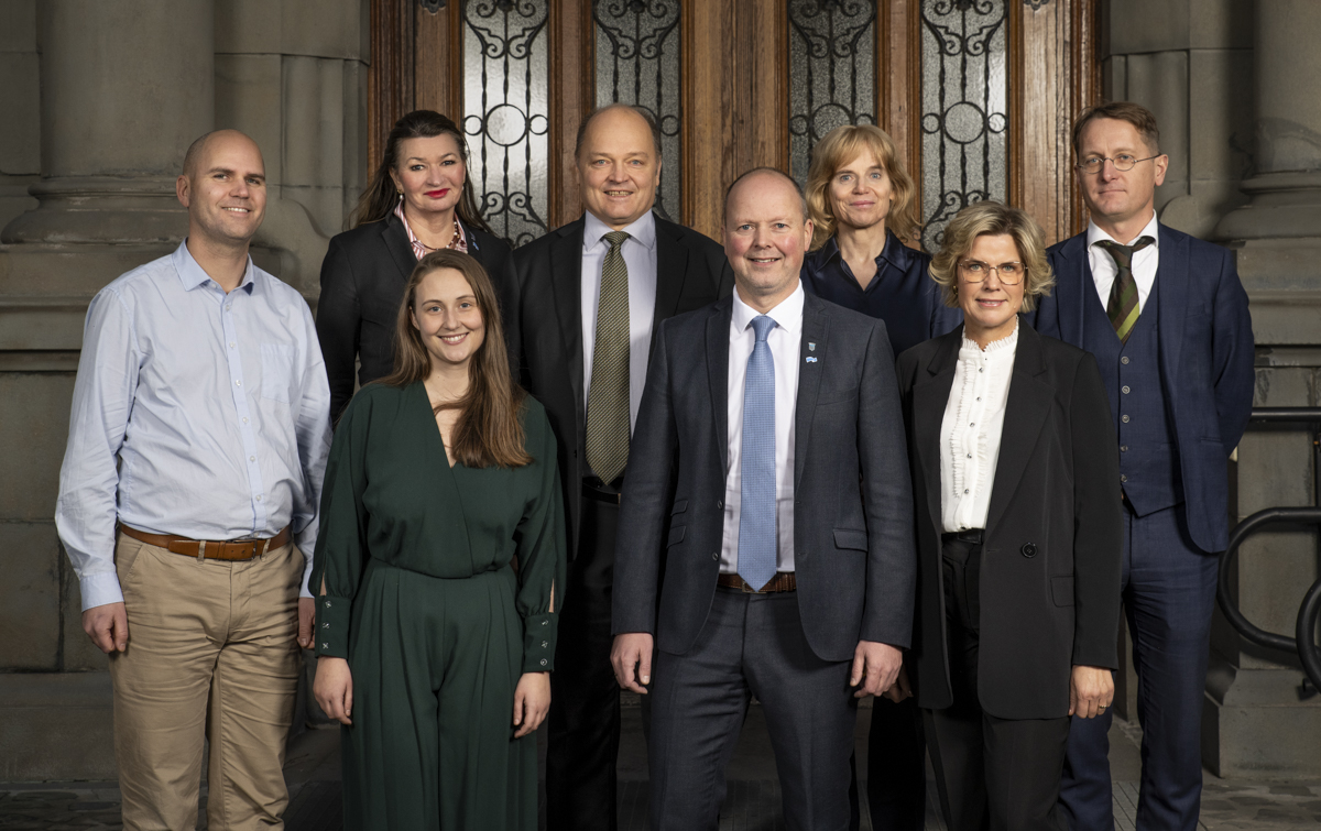 Hele byrådet står foran rådhuset