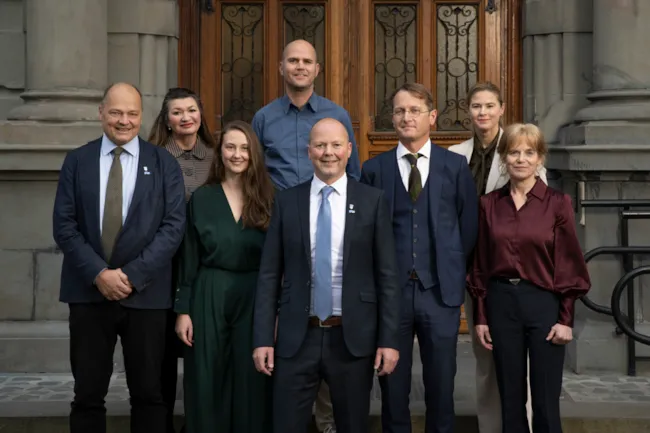 Hele byrådet står foran rådhuset