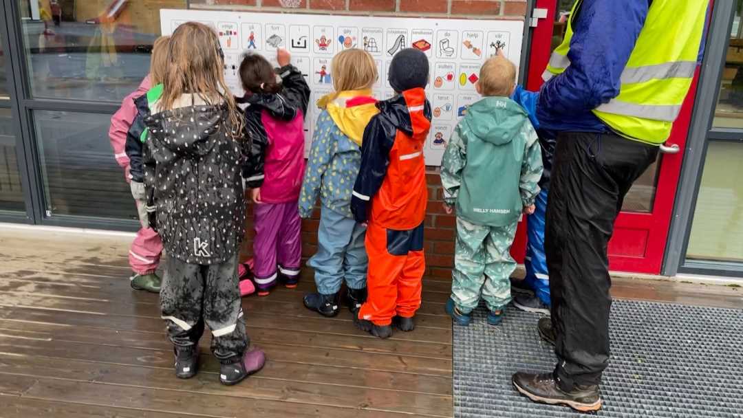 Barn som ser p&aring; en plakat