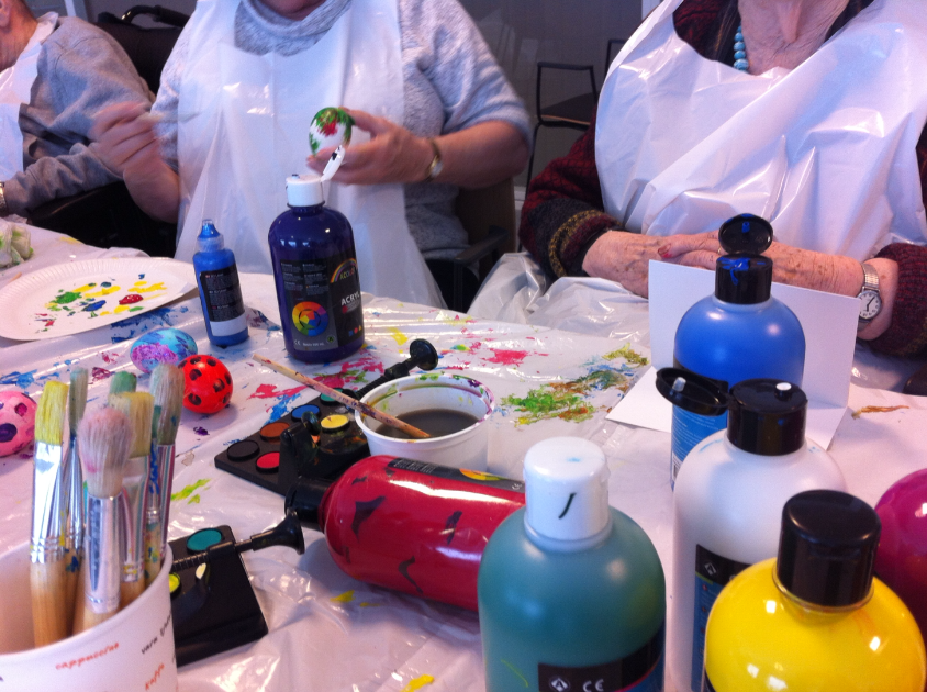 Pasienter maler p&aring;skeegg til p&aring;ske 