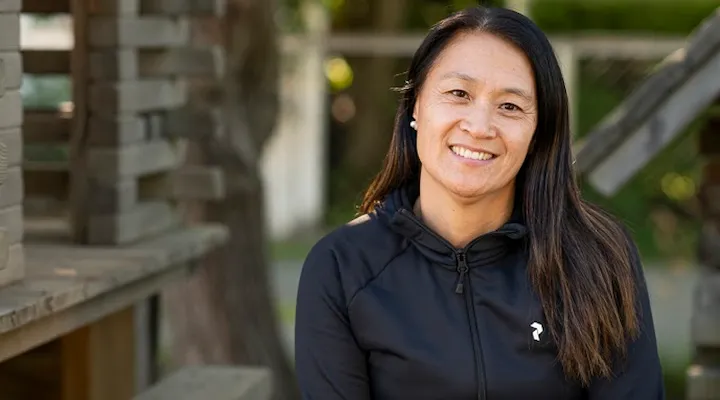 Portrett av Kine ute i barnehagen