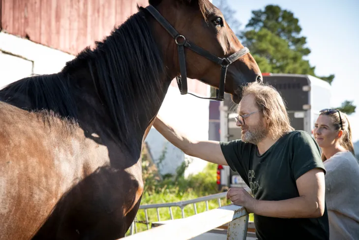 Tor Arne og Maren hilser på en hest