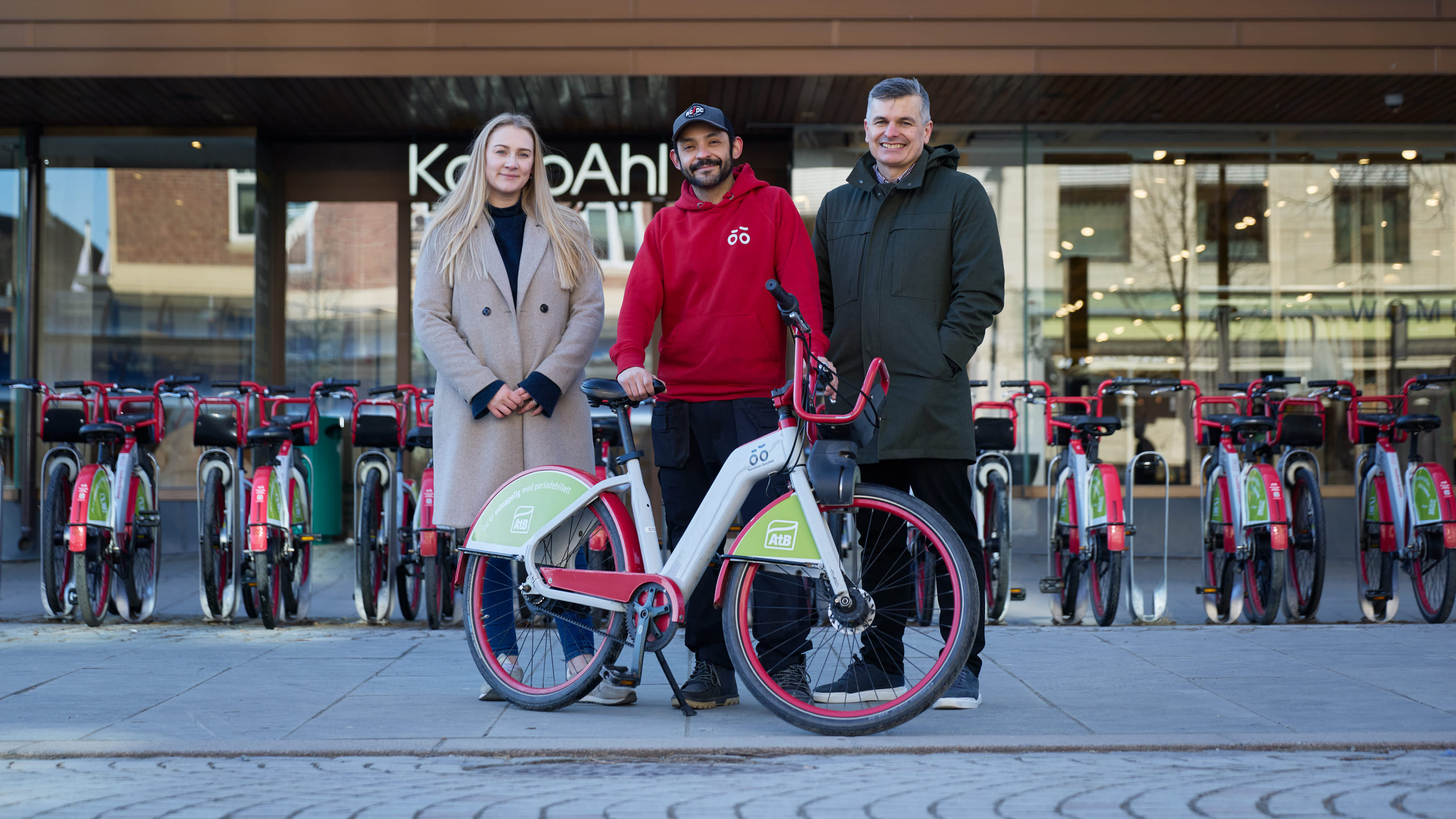 Eirin Aarem, H&aring;vard Herjuan og Tom N&oslash;rbech bak en bysykkel