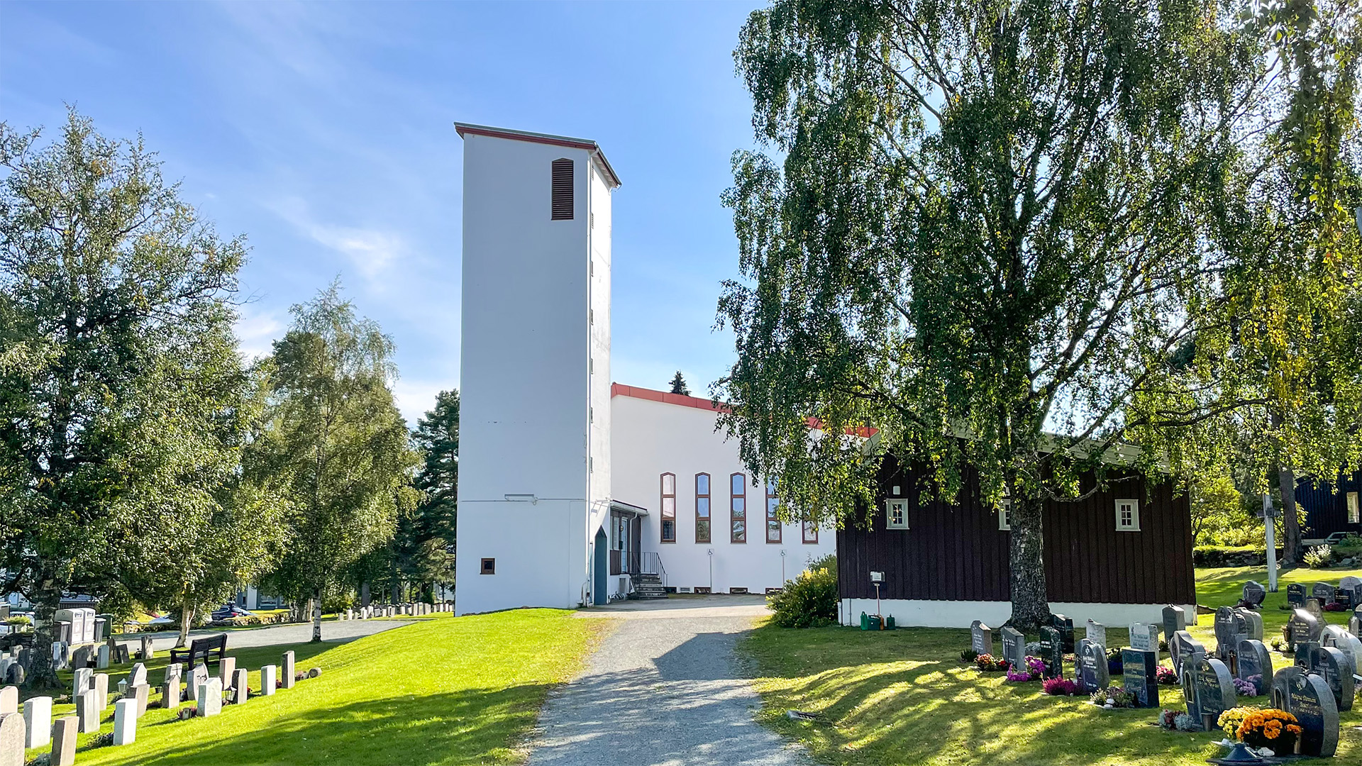 Heimdal kirke, en hvit murkirke