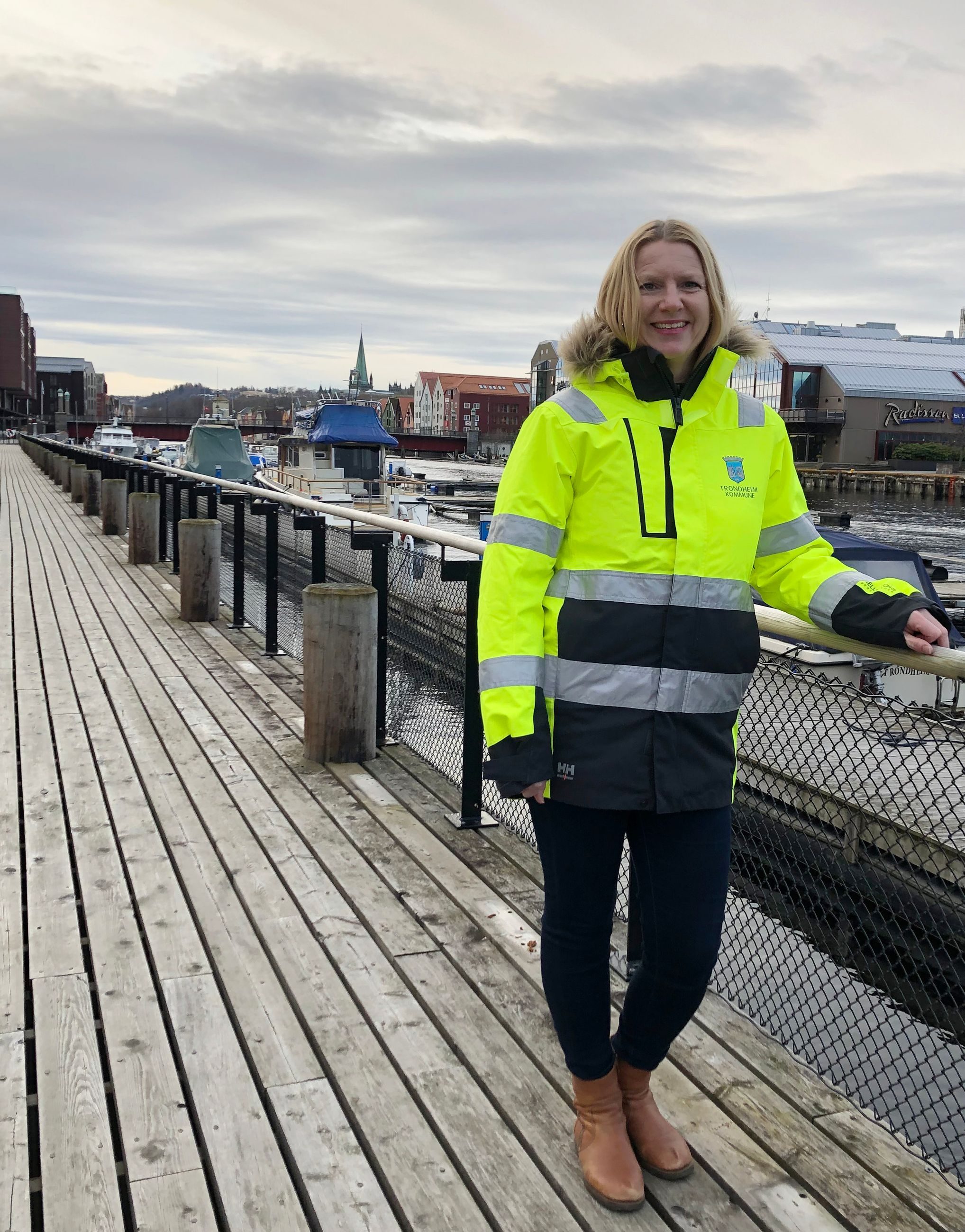 Dame lener seg p&aring; gjerde ned Nidelva