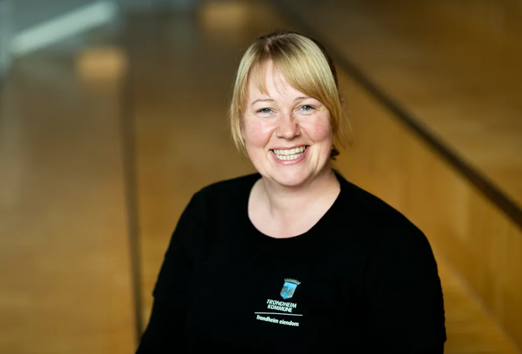 Foto av renholdsoperatør Maia Berg på Spongdal skole