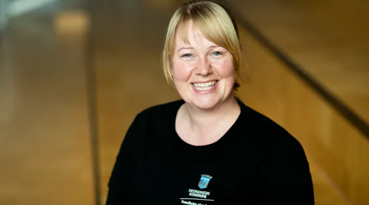 Foto av renholdsoperatør Maia Berg på Spongdal skole