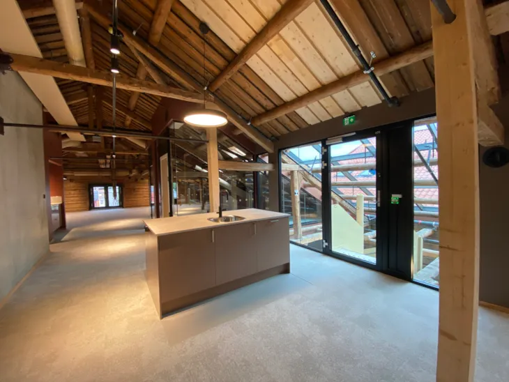 En kjøkkenøy ved store vinduer