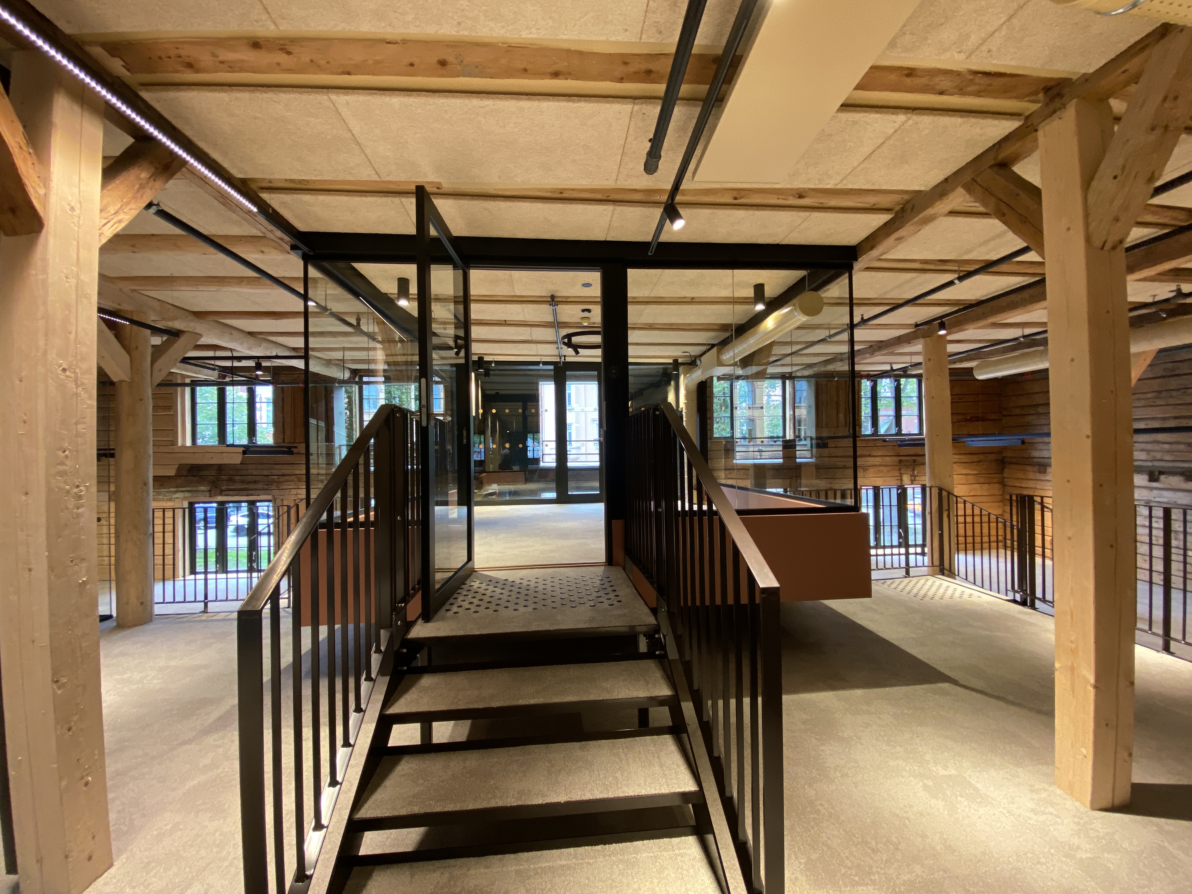 &Aring;pent kontorlokale