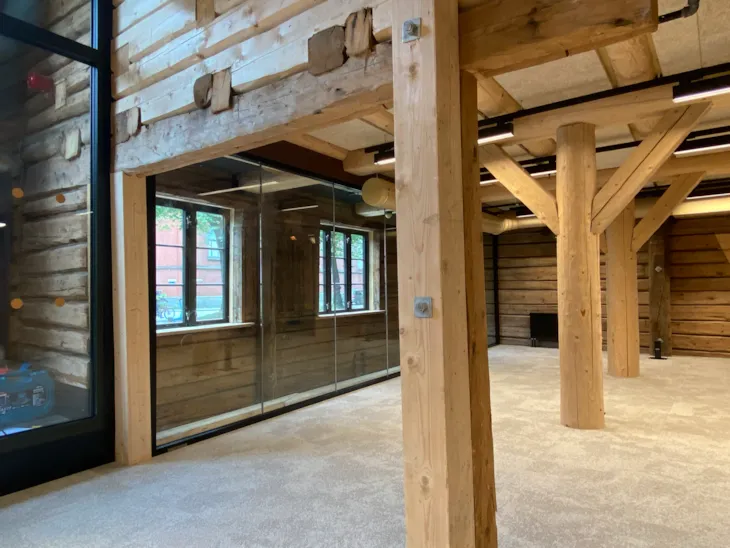 Kraftige søyler i tre i interiøret