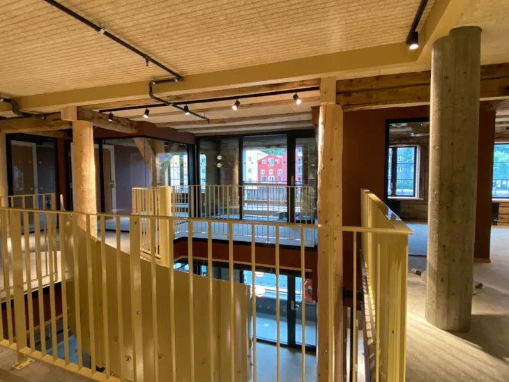 Åpent lokale med trapp