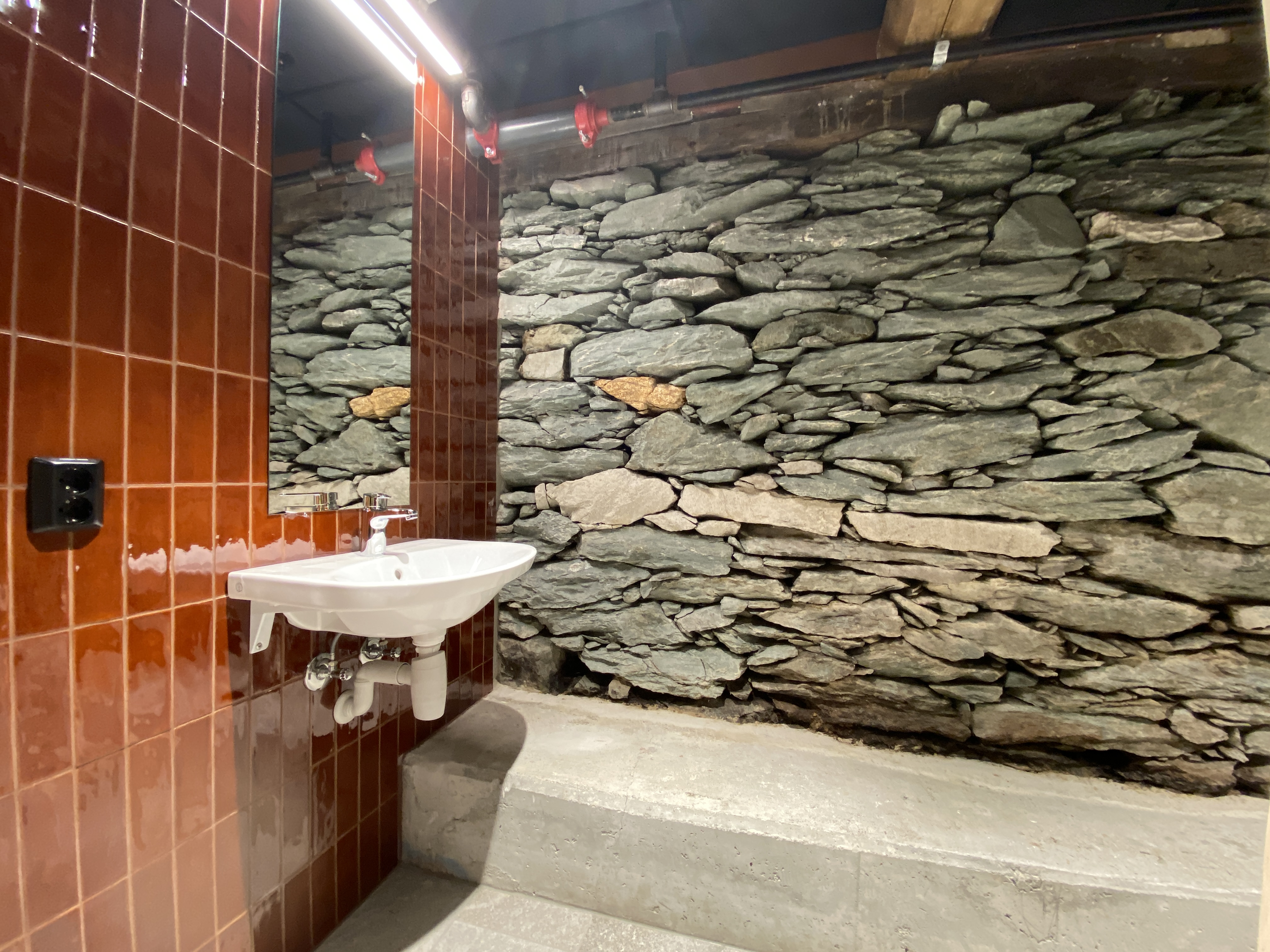 En vask montert p&aring; flisvegg