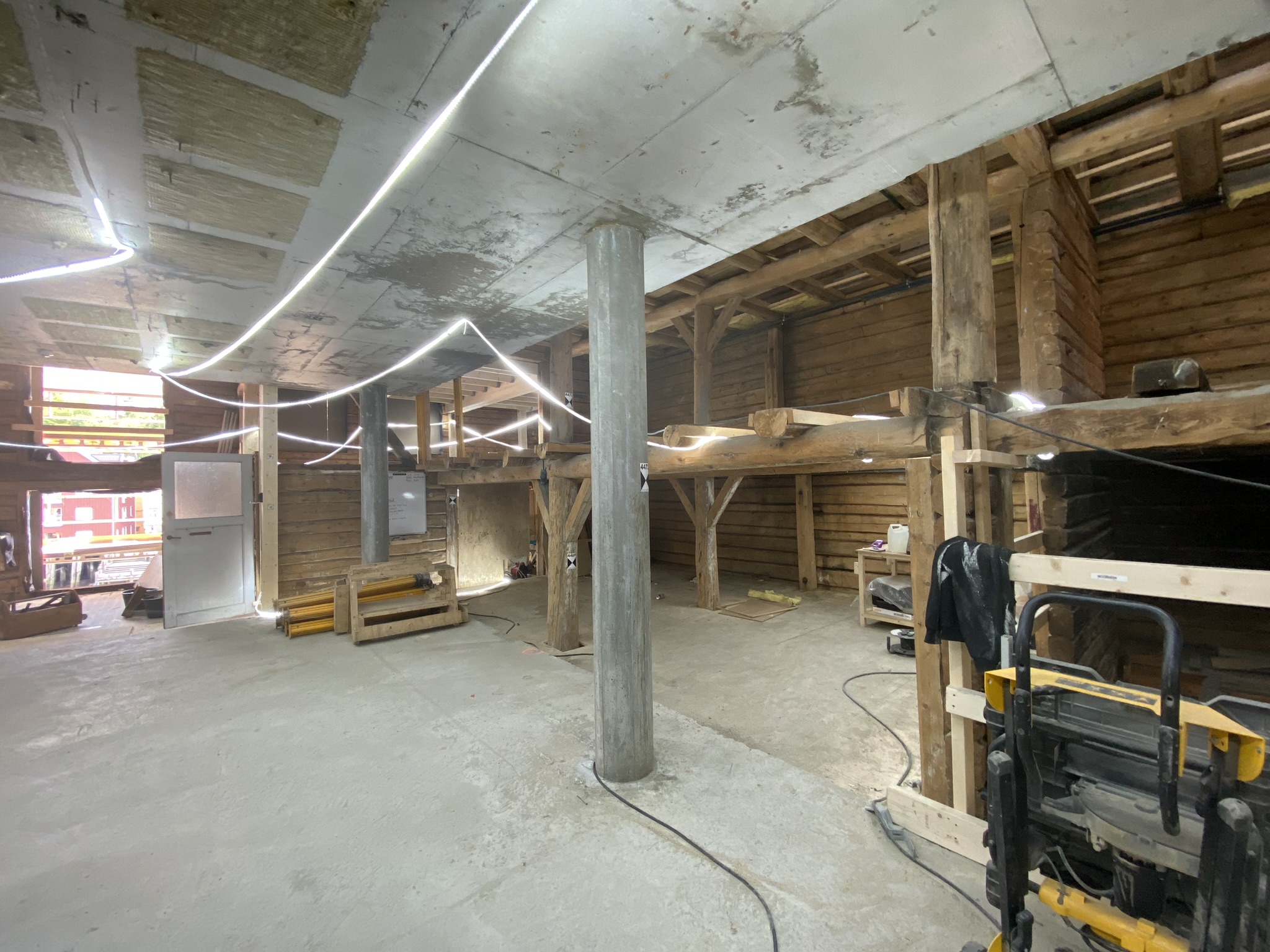 Innsiden av brygga med nytt betongdekke