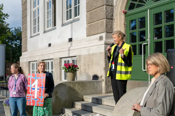 Velkommen til Lilleby skole, sier rektor Ragnhild Skjevik.