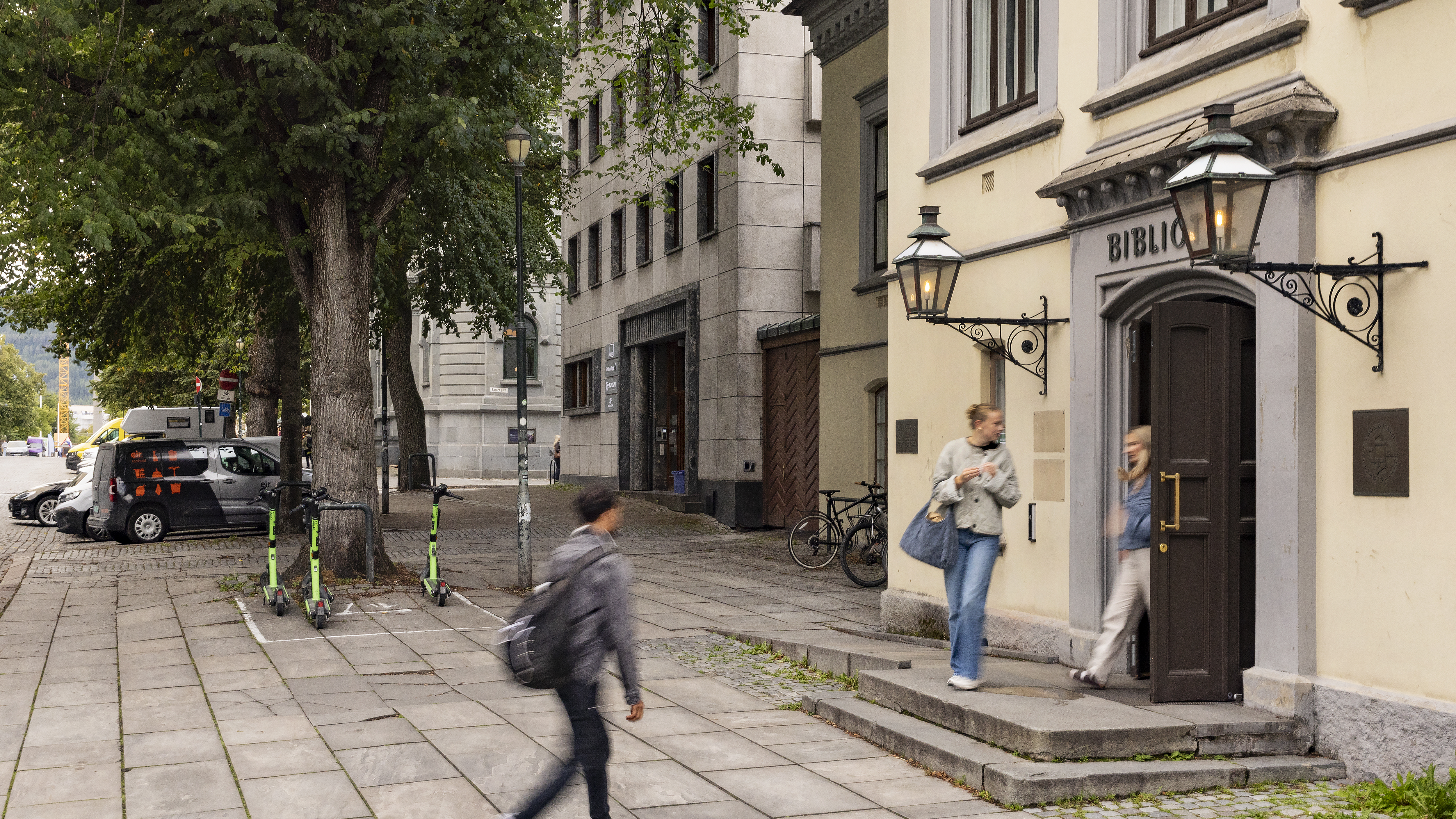 Bygning med trapp og rampe set fra Kj&oslash;pmannsgata