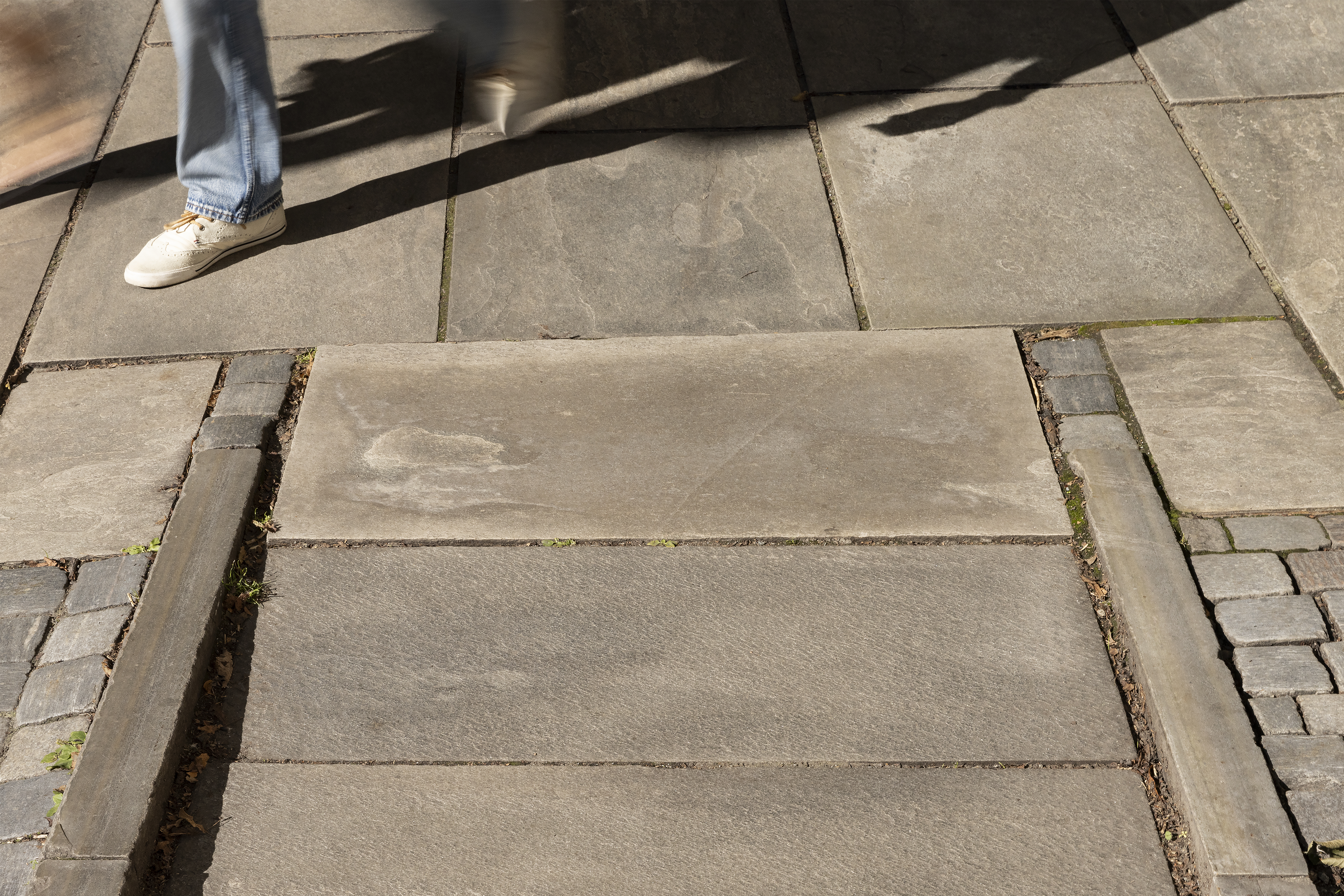 Bilde tatt ovenfra som viser starten p&aring; rampen samt fortsuet der det begge steder er benyttet heller av skifer